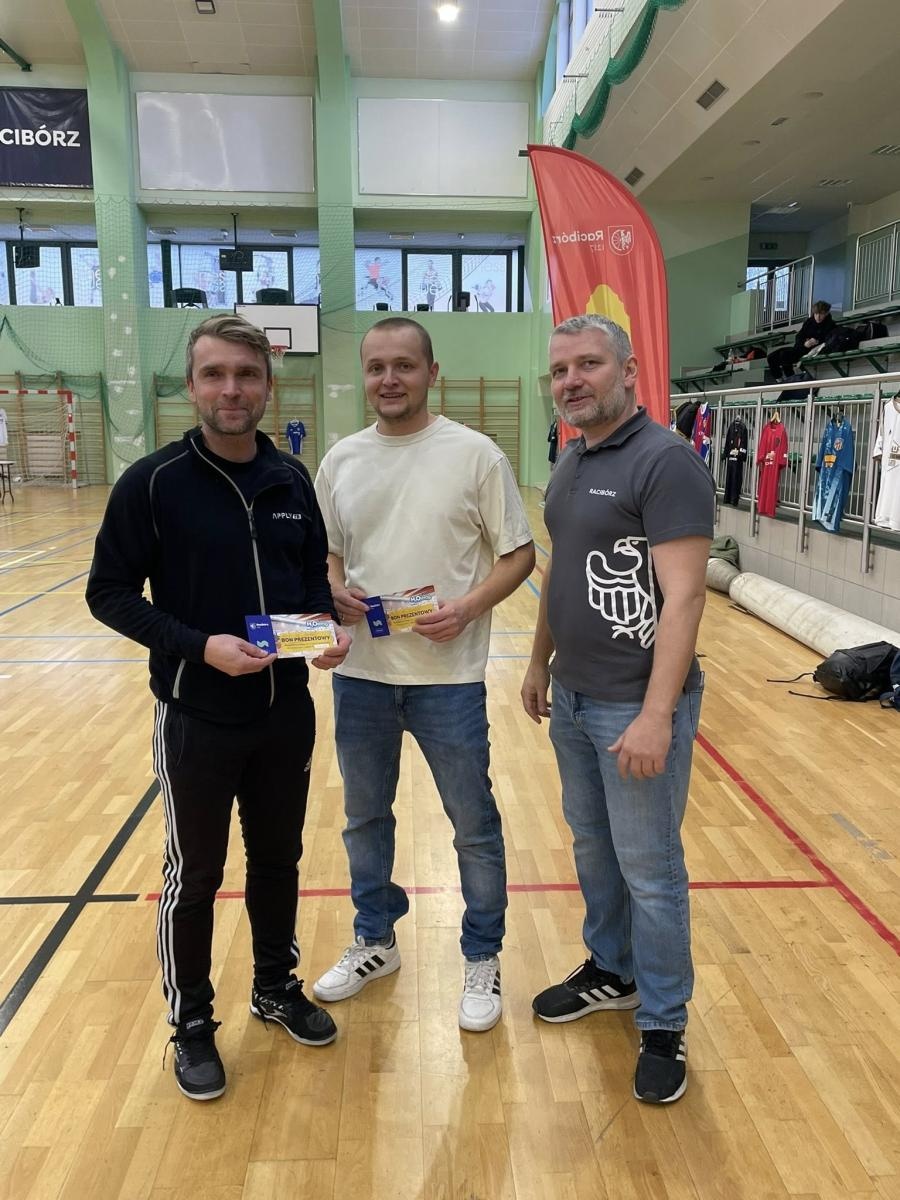 Zdjęcie w galerii na portalu naszraciborz.pl: Zacięta rywalizacja i sportowe emocje podczas V turnieju siatkonogi wiadomości z regionu