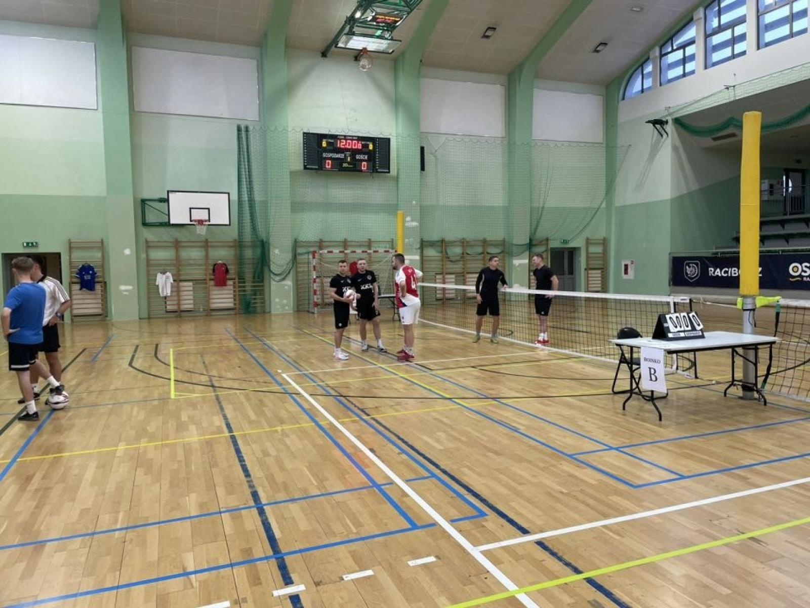 Zdjęcie w galerii na portalu naszraciborz.pl: Zacięta rywalizacja i sportowe emocje podczas V turnieju siatkonogi wiadomości z regionu