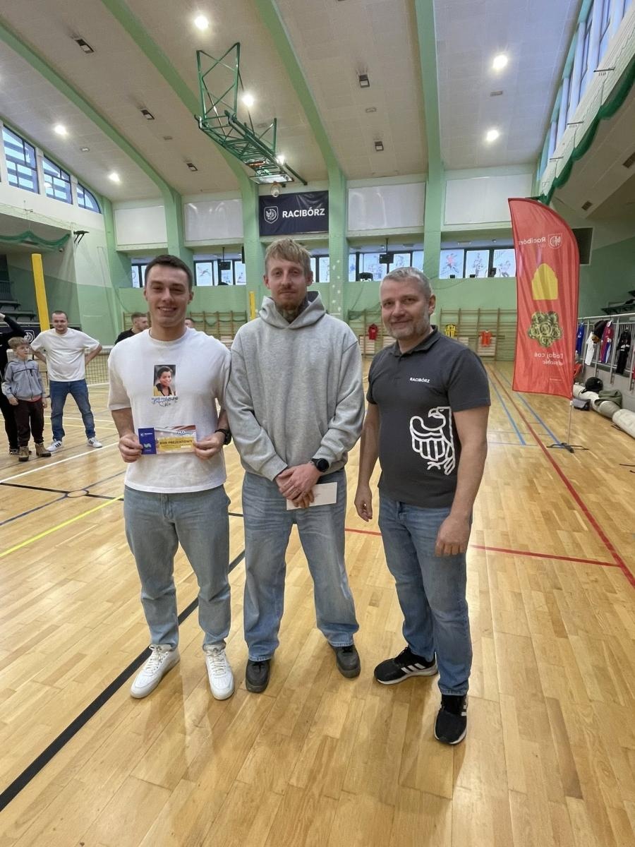 Zdjęcie w galerii na portalu naszraciborz.pl: Zacięta rywalizacja i sportowe emocje podczas V turnieju siatkonogi wiadomości z regionu