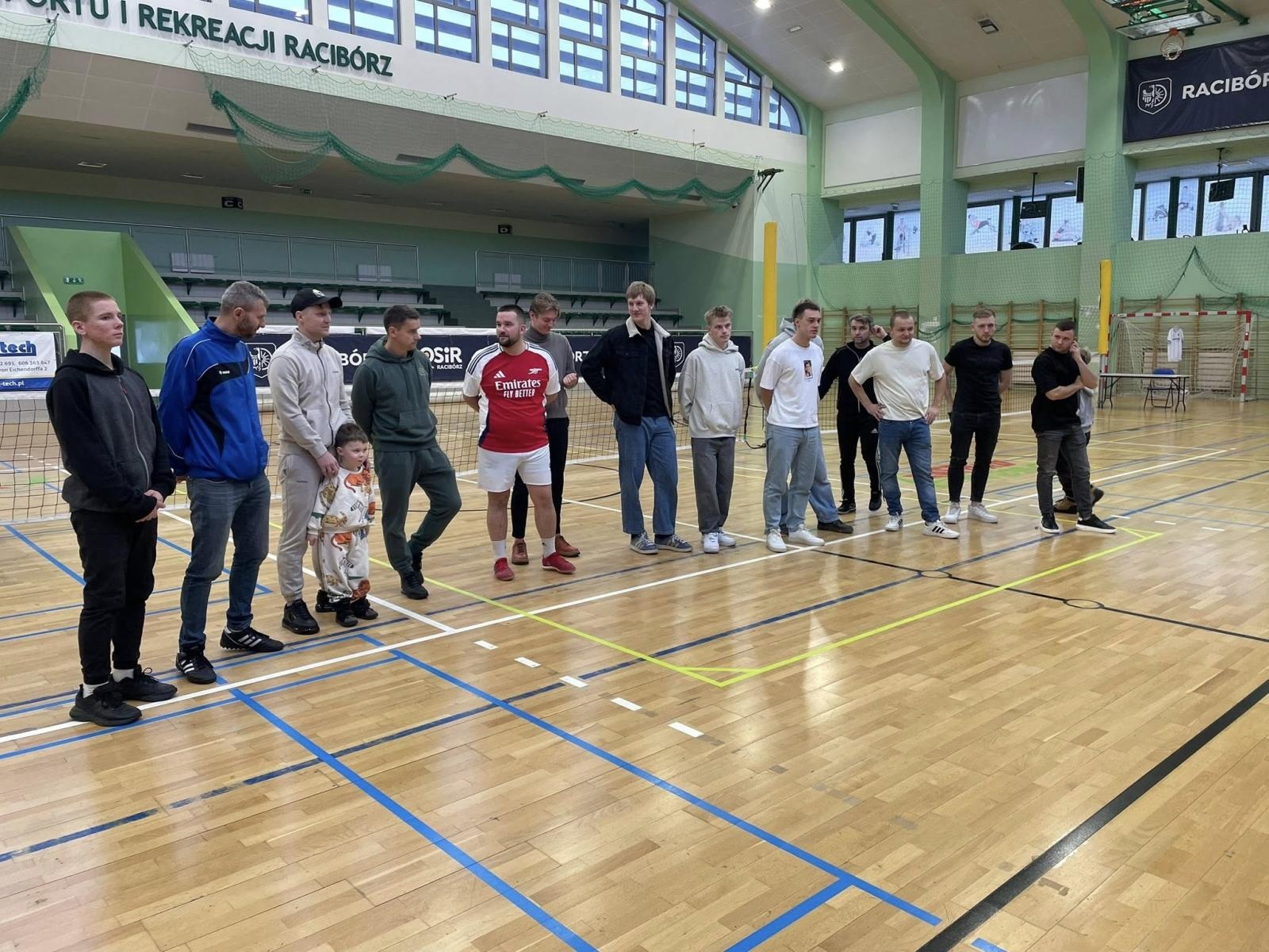 Zdjęcie w galerii na portalu naszraciborz.pl: Zacięta rywalizacja i sportowe emocje podczas V turnieju siatkonogi wiadomości z regionu