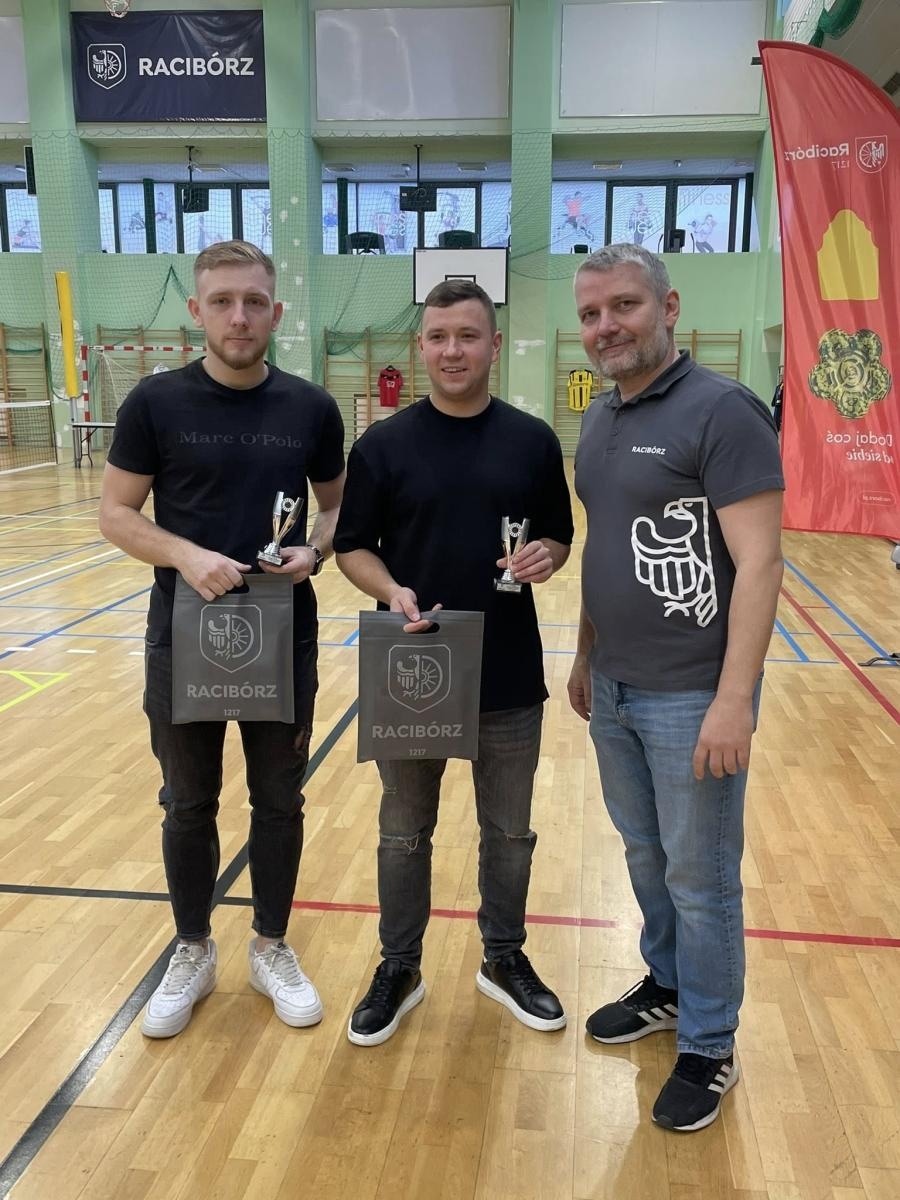 Zdjęcie w galerii na portalu naszraciborz.pl: Zacięta rywalizacja i sportowe emocje podczas V turnieju siatkonogi wiadomości z regionu