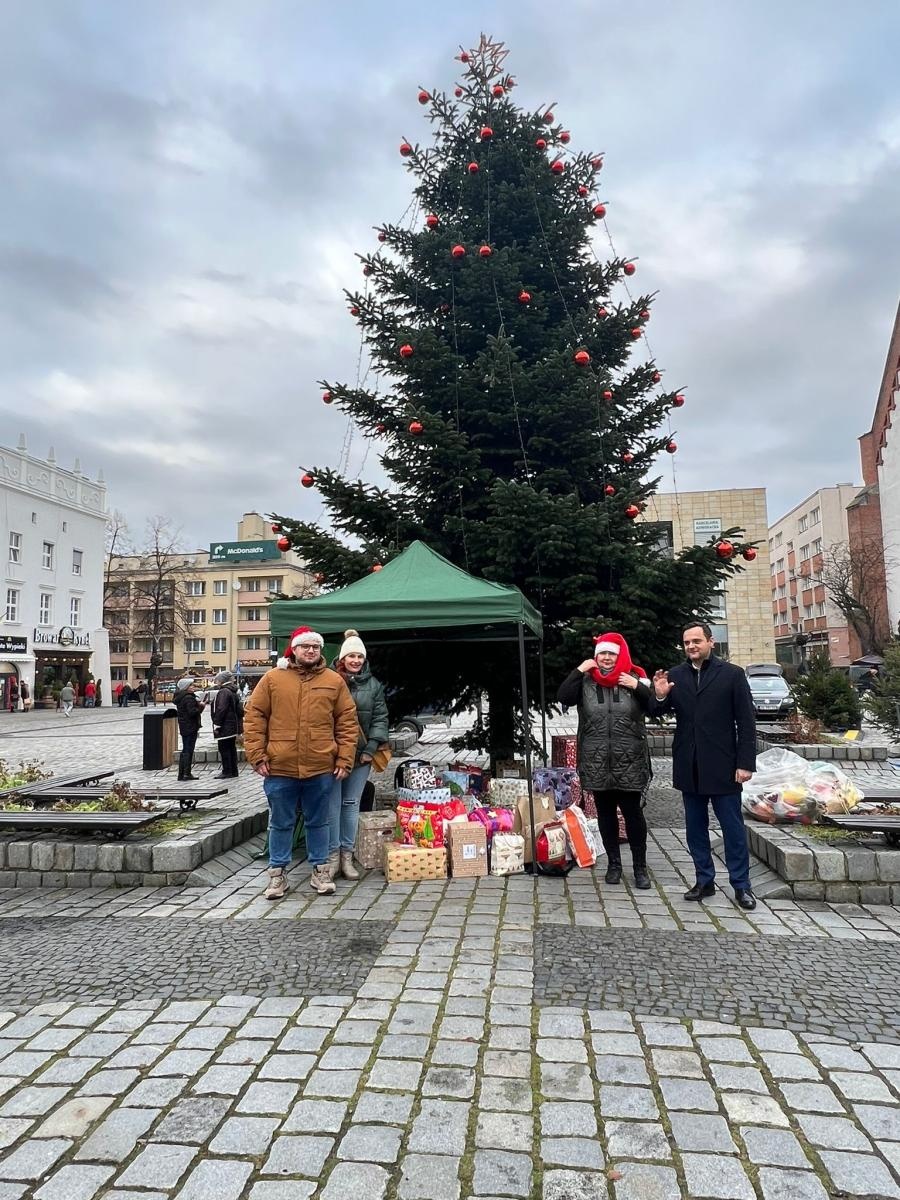 Zdjęcie w galerii na portalu naszraciborz.pl: Podaj Prezent po raz dziesiąty na raciborskim rynku wiadomości z regionu