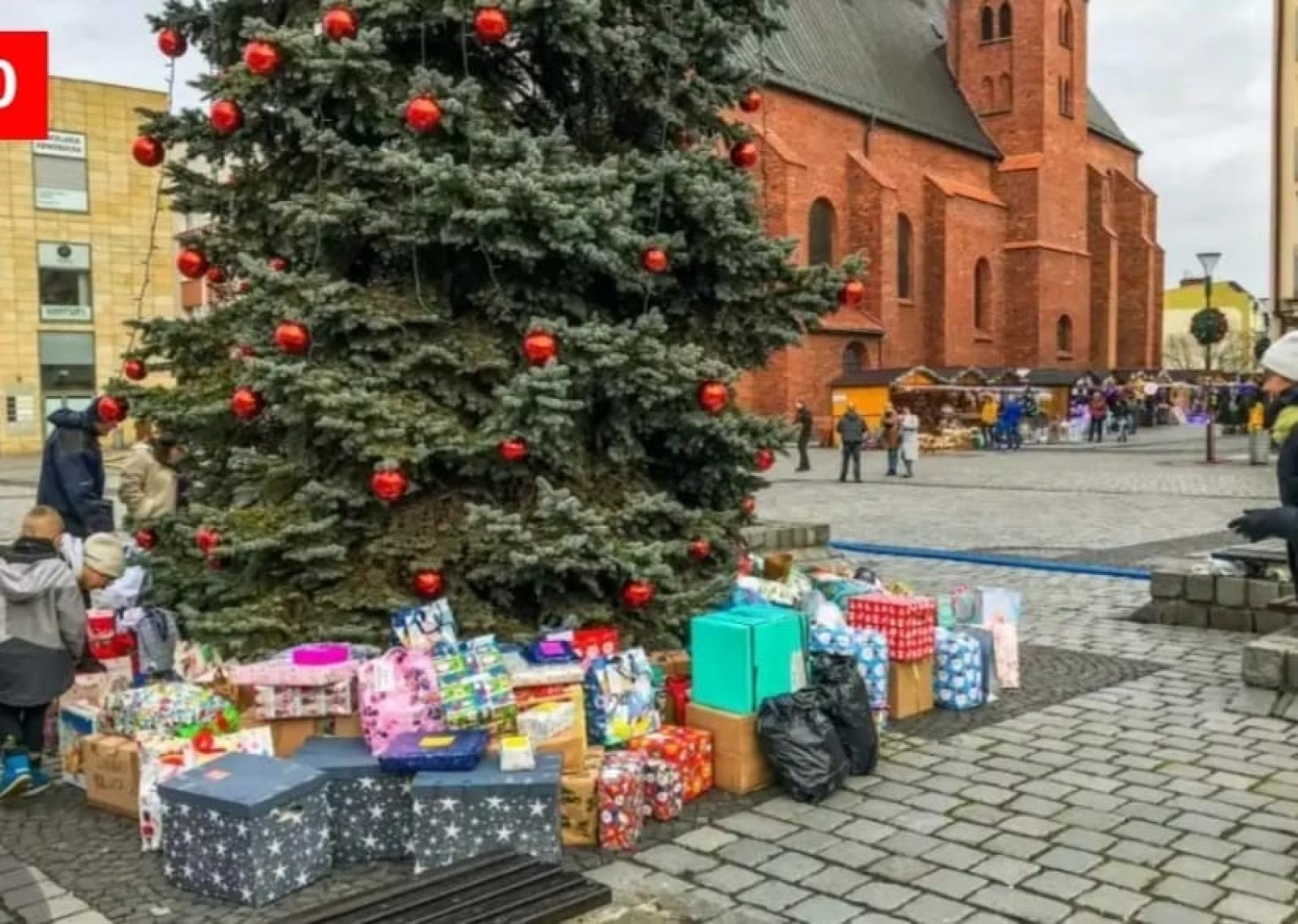 Zdjęcie w galerii na portalu naszraciborz.pl: Podaj Prezent po raz dziesiąty na raciborskim rynku wiadomości z regionu