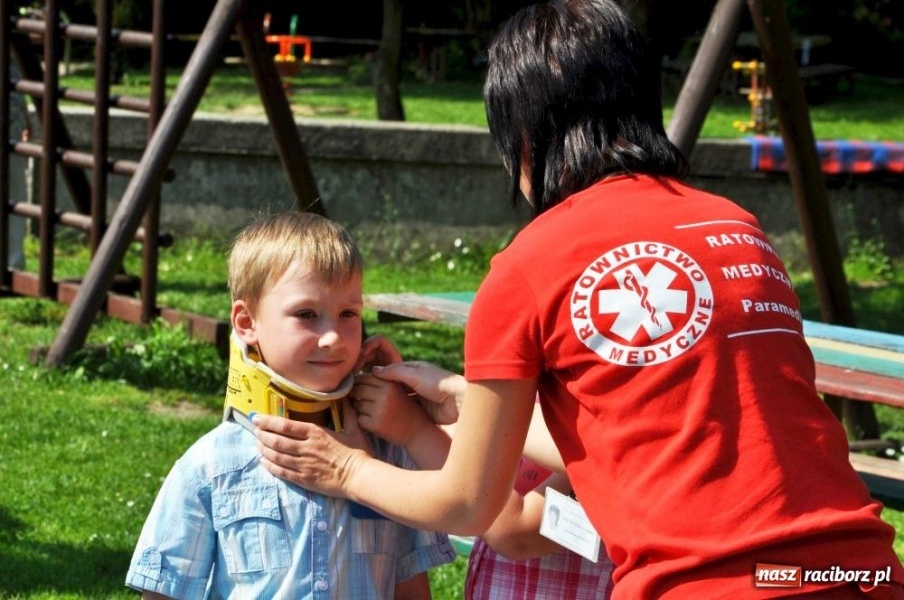 Zdjęcie w galerii na portalu naszraciborz.pl: Przedszkolaki za kierownicą karetki wiadomości z regionu