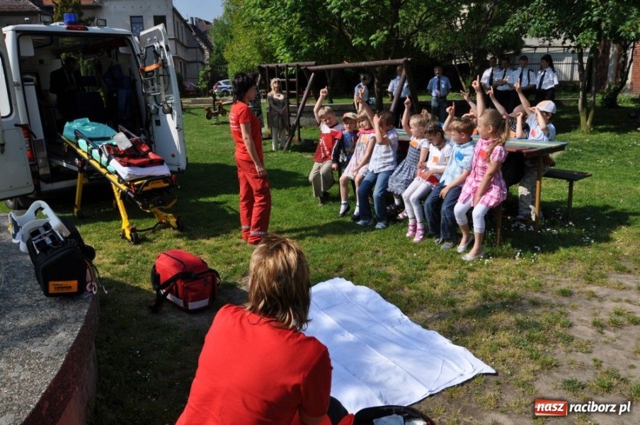 Zdjęcie w galerii na portalu naszraciborz.pl: Przedszkolaki za kierownicą karetki wiadomości z regionu