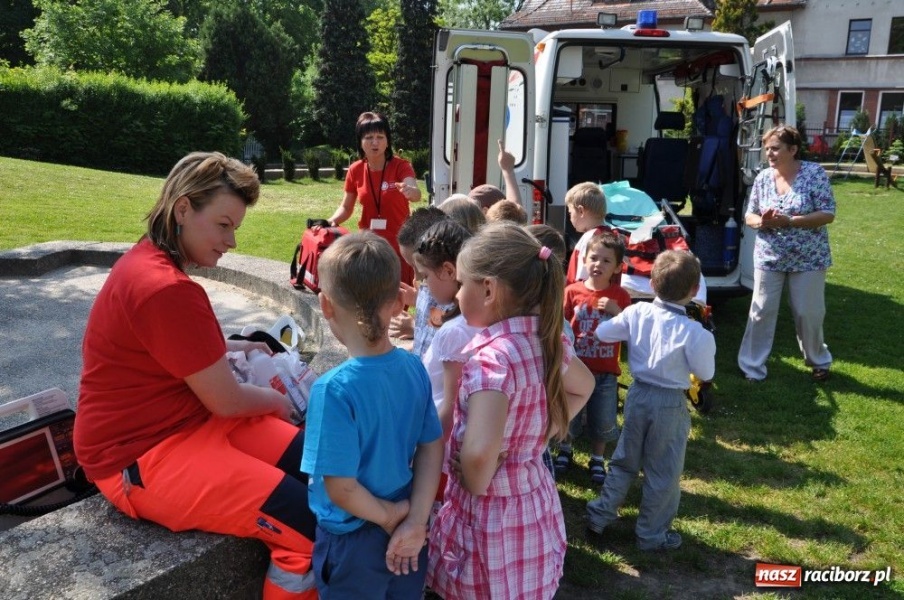 Zdjęcie w galerii na portalu naszraciborz.pl: Przedszkolaki za kierownicą karetki wiadomości z regionu