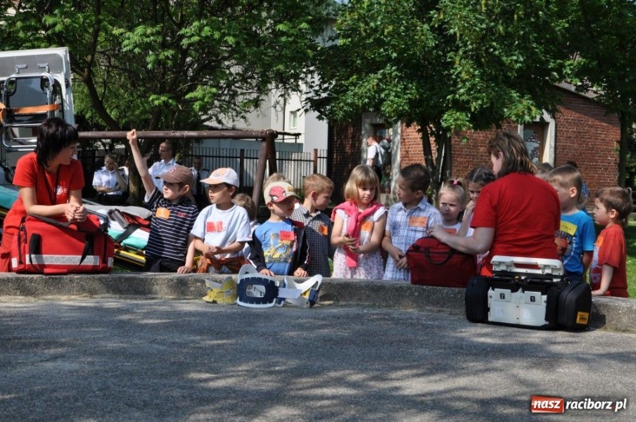 Zdjęcie w galerii na portalu naszraciborz.pl: Przedszkolaki za kierownicą karetki wiadomości z regionu