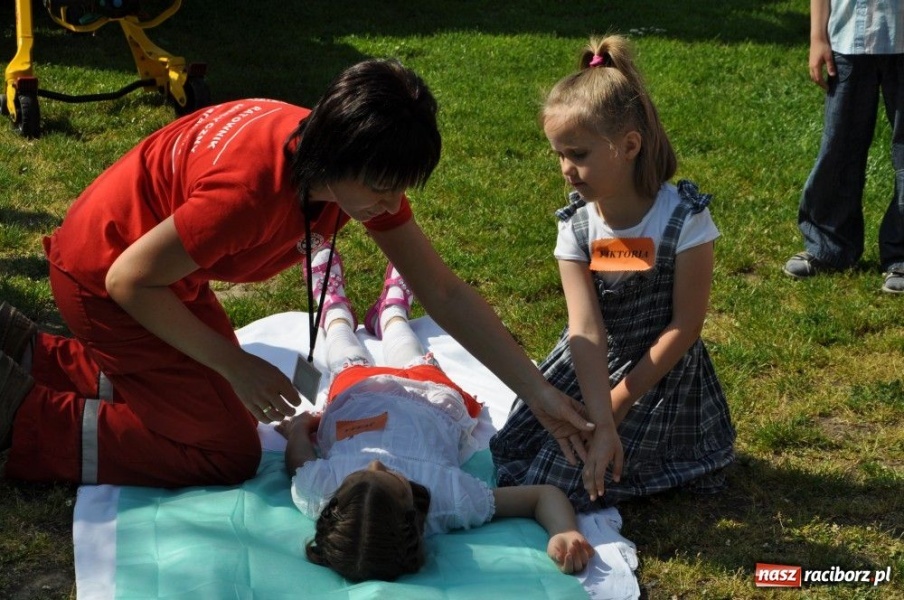 Zdjęcie w galerii na portalu naszraciborz.pl: Przedszkolaki za kierownicą karetki wiadomości z regionu