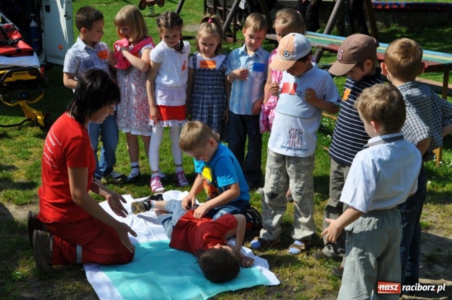 Zdjęcie w galerii na portalu naszraciborz.pl: Przedszkolaki za kierownicą karetki wiadomości z regionu