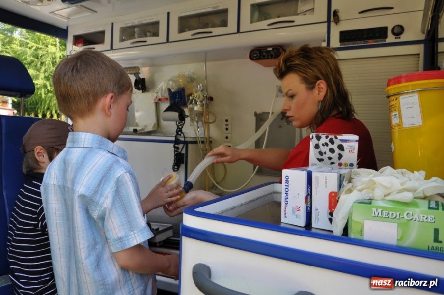Zdjęcie w galerii na portalu naszraciborz.pl: Przedszkolaki za kierownicą karetki wiadomości z regionu