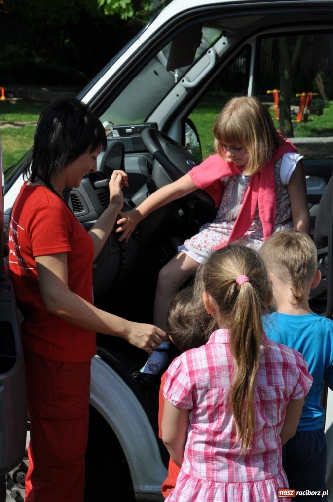 Zdjęcie w galerii na portalu naszraciborz.pl: Przedszkolaki za kierownicą karetki wiadomości z regionu