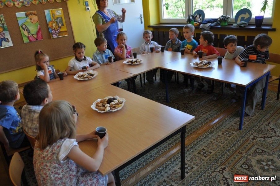 Zdjęcie w galerii na portalu naszraciborz.pl: Przedszkolaki za kierownicą karetki wiadomości z regionu