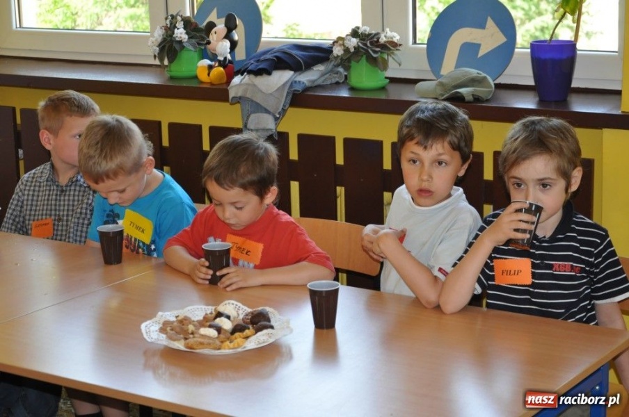 Zdjęcie w galerii na portalu naszraciborz.pl: Przedszkolaki za kierownicą karetki wiadomości z regionu