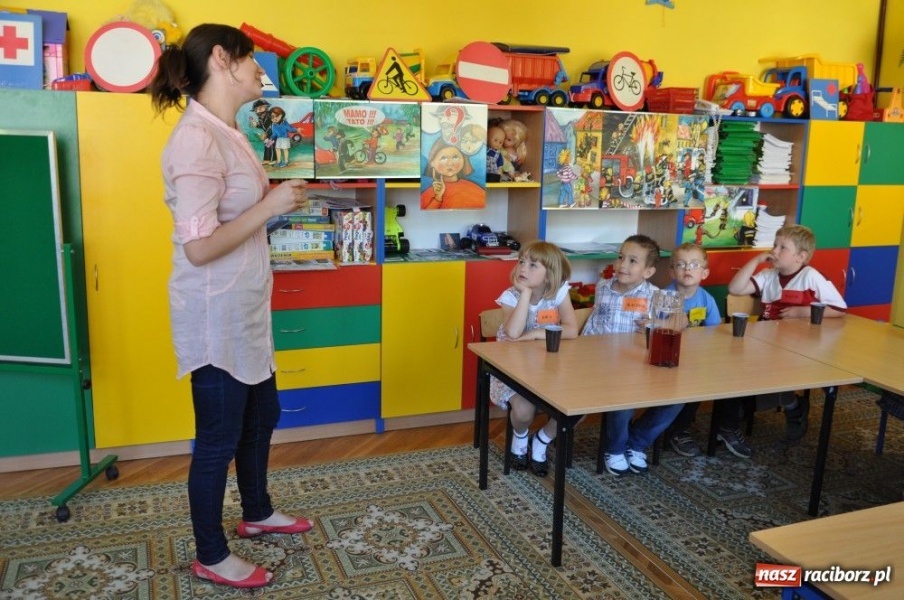 Zdjęcie w galerii na portalu naszraciborz.pl: Przedszkolaki za kierownicą karetki wiadomości z regionu