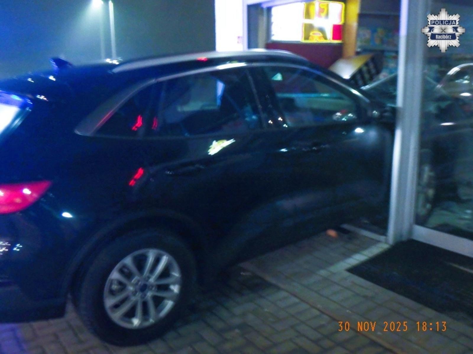 Zdjęcie w galerii na portalu naszraciborz.pl: Kierowca forda wjechał w budynek stacji paliw na Rybnickiej wiadomości z regionu