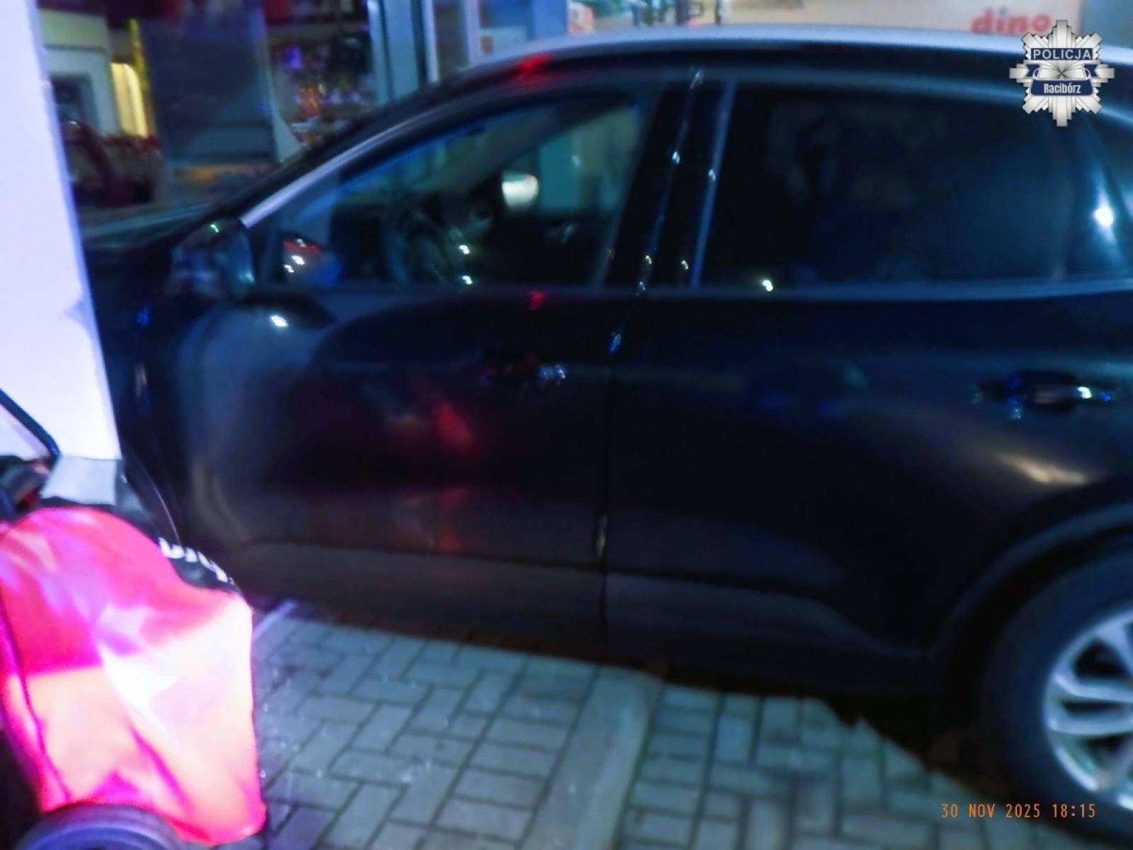 Zdjęcie w galerii na portalu naszraciborz.pl: Kierowca forda wjechał w budynek stacji paliw na Rybnickiej wiadomości z regionu