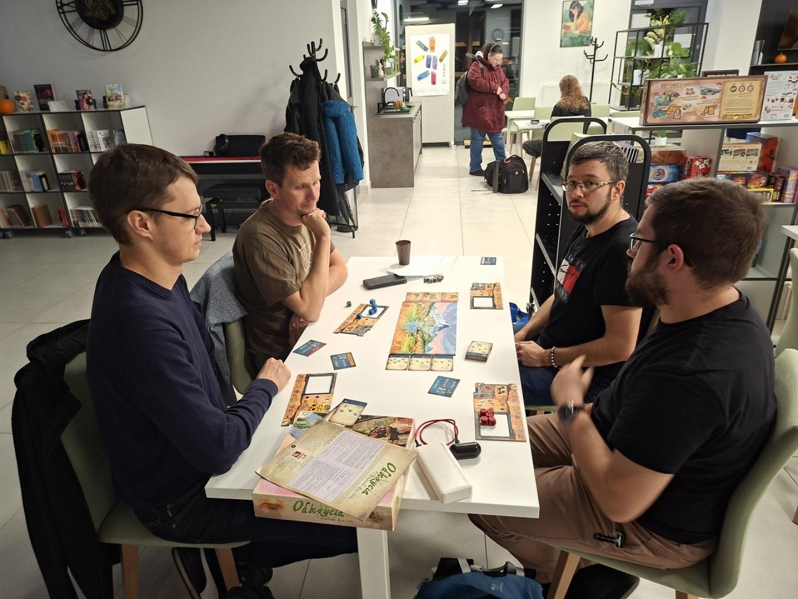 Zdjęcie w galerii na portalu naszraciborz.pl: Biblioteczne kluby polecają się na przedświąteczny czas wiadomości z regionu