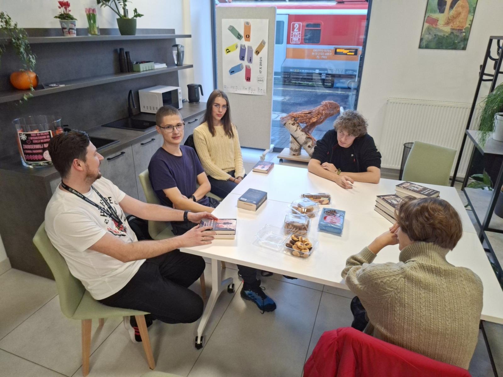 Zdjęcie w galerii na portalu naszraciborz.pl: Biblioteczne kluby polecają się na przedświąteczny czas wiadomości z regionu
