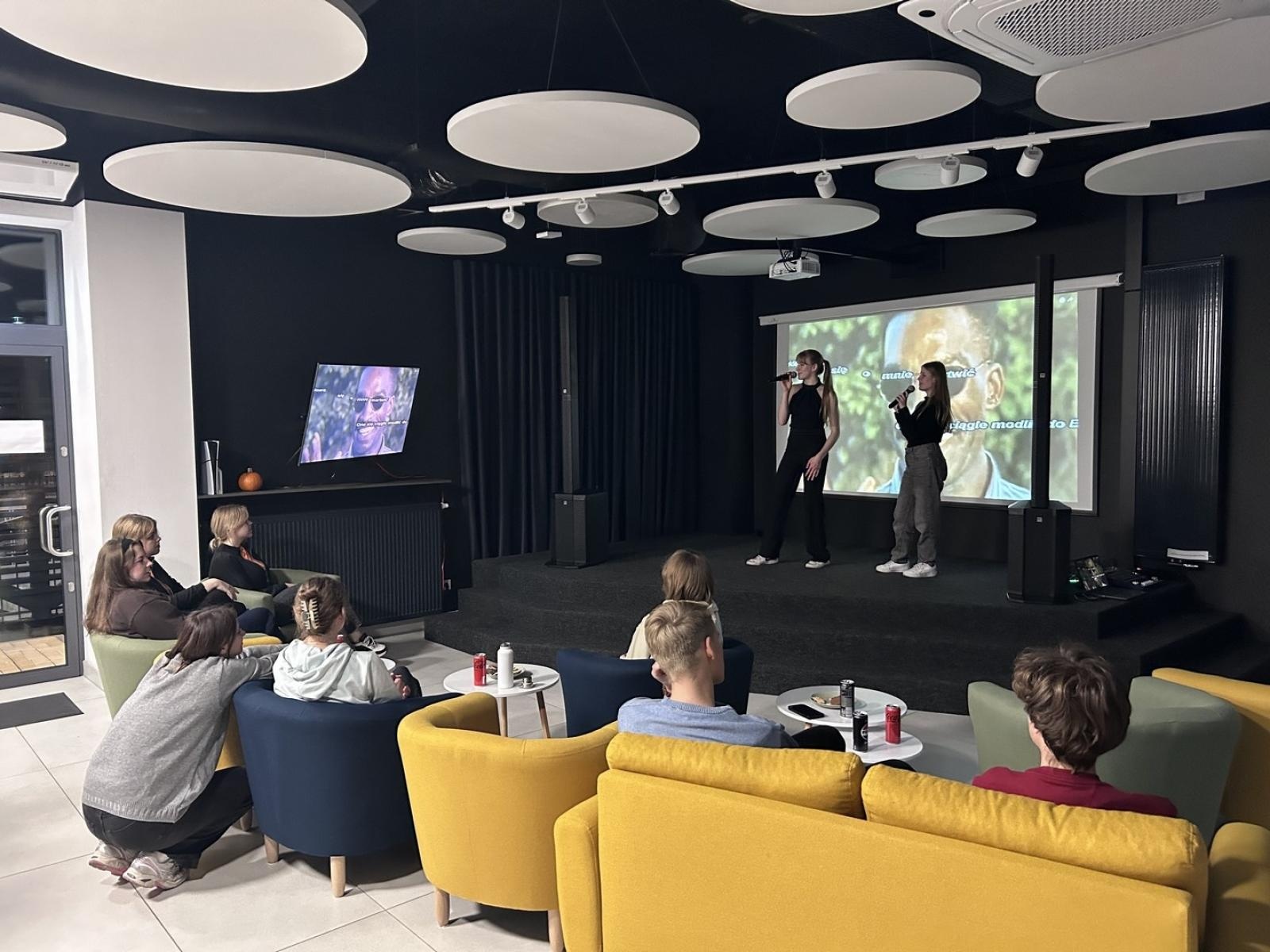 Zdjęcie w galerii na portalu naszraciborz.pl: Biblioteczne kluby polecają się na przedświąteczny czas wiadomości z regionu