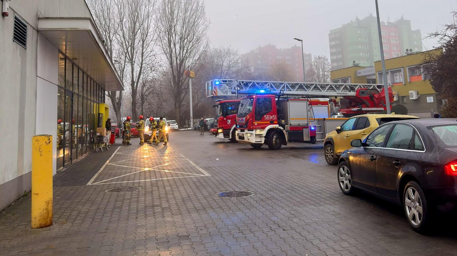 Zdjęcie w galerii na portalu naszraciborz.pl: Trzy interwencje straży w jeden dzień. Zadymiona Biedronka i 700-metrowa plama na jezdni wiadomości z regionu