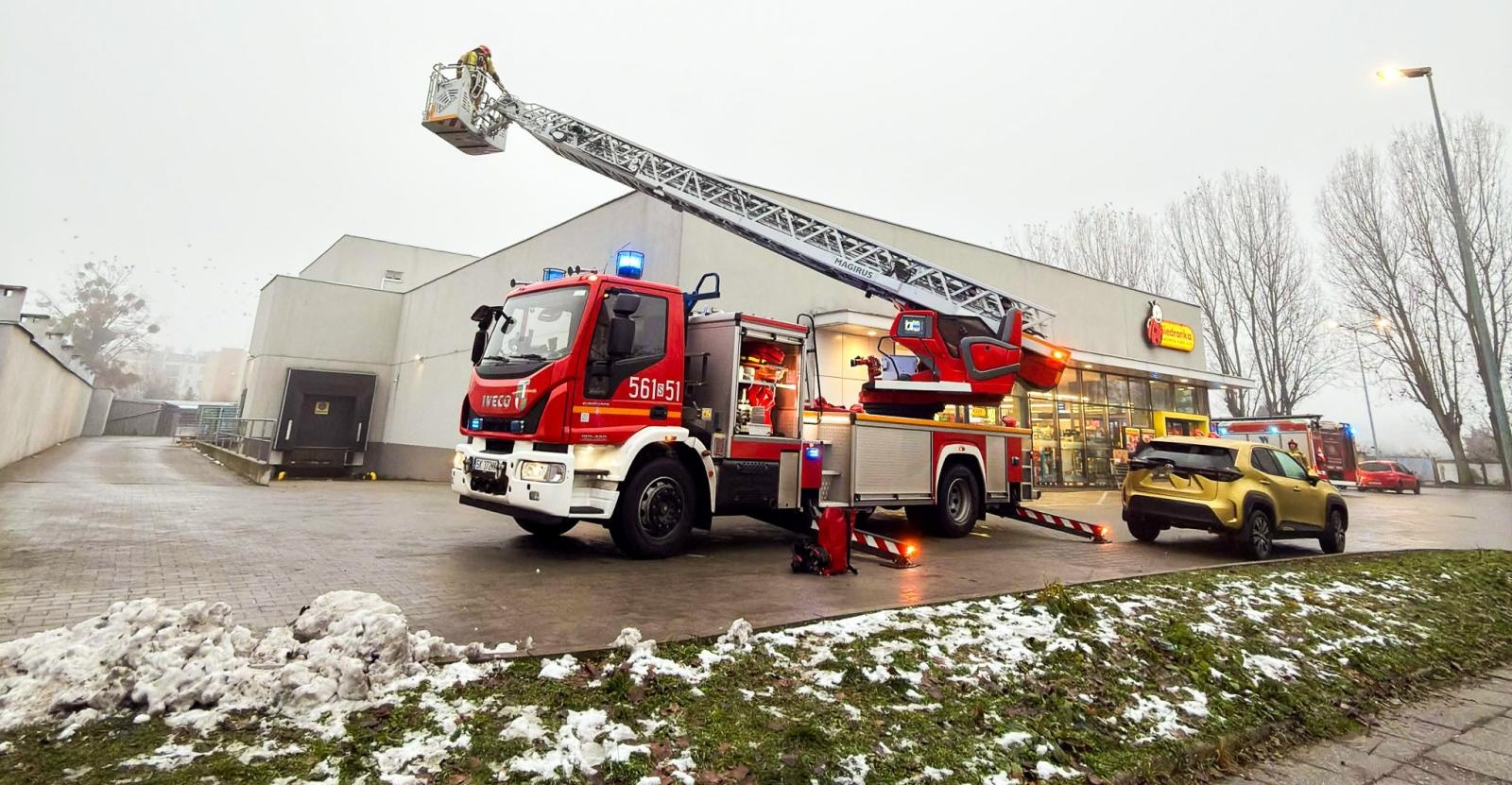Zdjęcie w galerii na portalu naszraciborz.pl: Trzy interwencje straży w jeden dzień. Zadymiona Biedronka i 700-metrowa plama na jezdni wiadomości z regionu