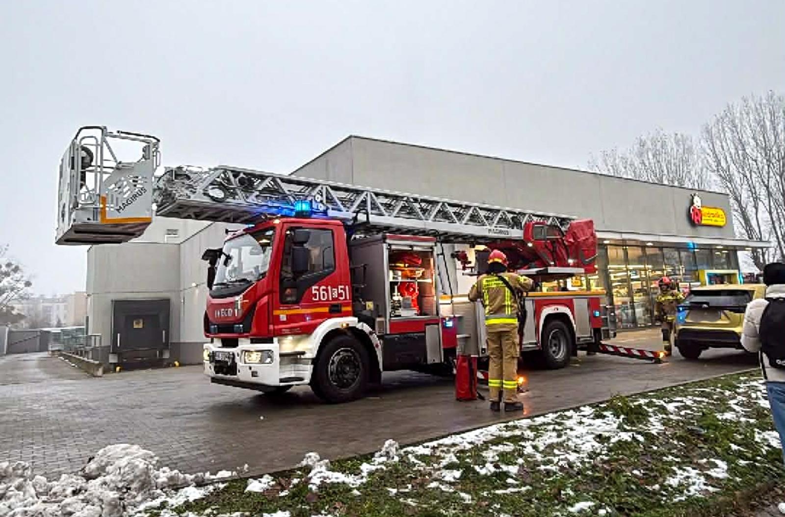 Zdjęcie w galerii na portalu naszraciborz.pl: Trzy interwencje straży w jeden dzień. Zadymiona Biedronka i 700-metrowa plama na jezdni wiadomości z regionu