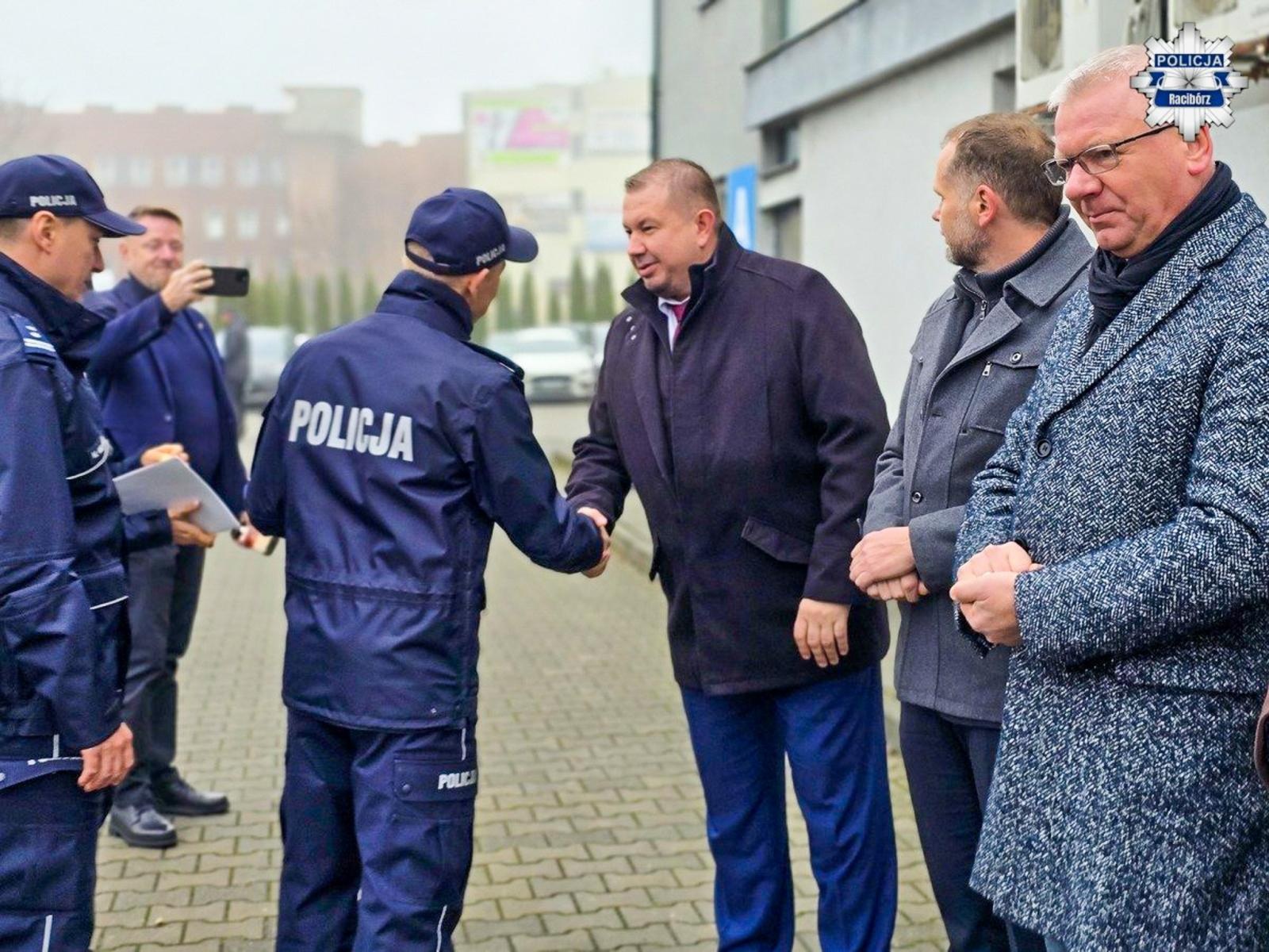 Zdjęcie w galerii na portalu naszraciborz.pl: Policjanci z Raciborza dostali nowe radiowozy wiadomości z regionu