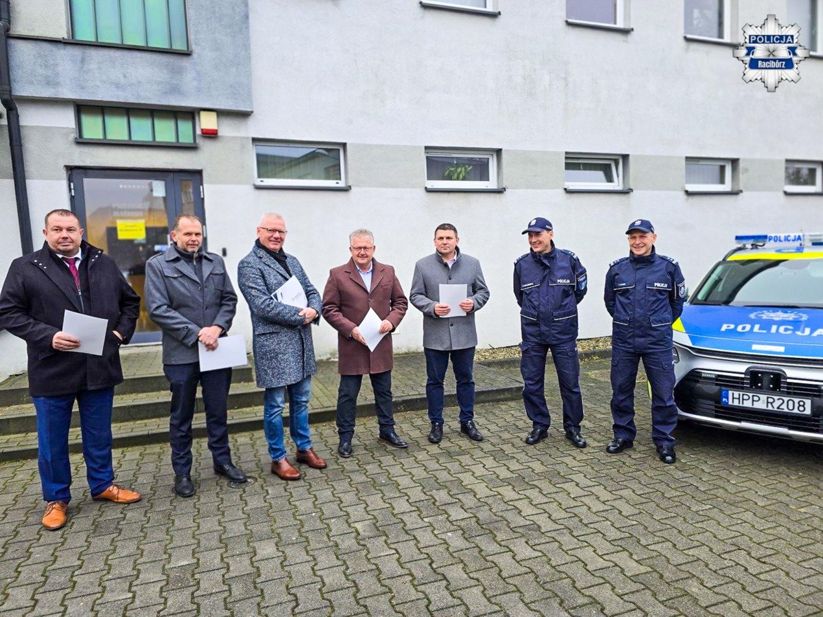 Zdjęcie w galerii na portalu naszraciborz.pl: Policjanci z Raciborza dostali nowe radiowozy wiadomości z regionu