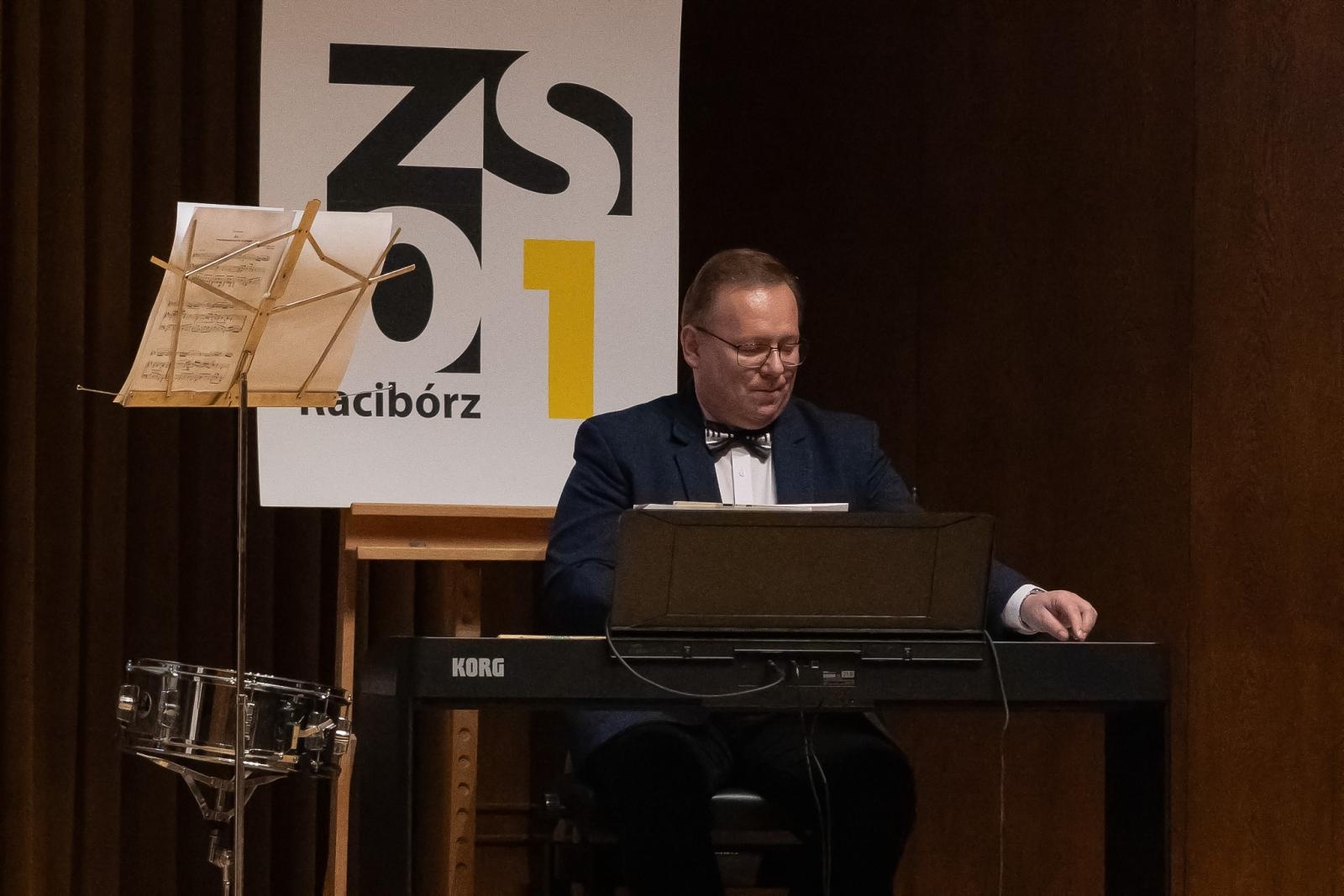 Zdjęcie w galerii na portalu naszraciborz.pl: Poetyckie spotkanie pokoleń w ZSO nr 1 w Raciborzu wiadomości z regionu