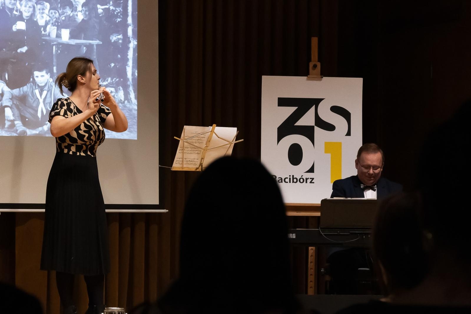 Zdjęcie w galerii na portalu naszraciborz.pl: Poetyckie spotkanie pokoleń w ZSO nr 1 w Raciborzu wiadomości z regionu