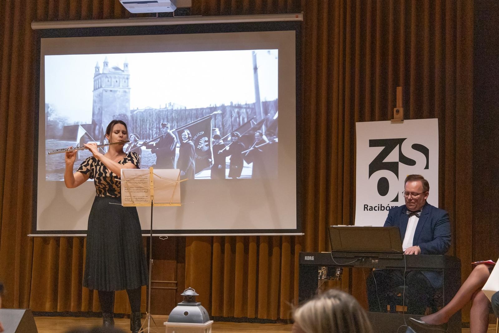 Zdjęcie w galerii na portalu naszraciborz.pl: Poetyckie spotkanie pokoleń w ZSO nr 1 w Raciborzu wiadomości z regionu