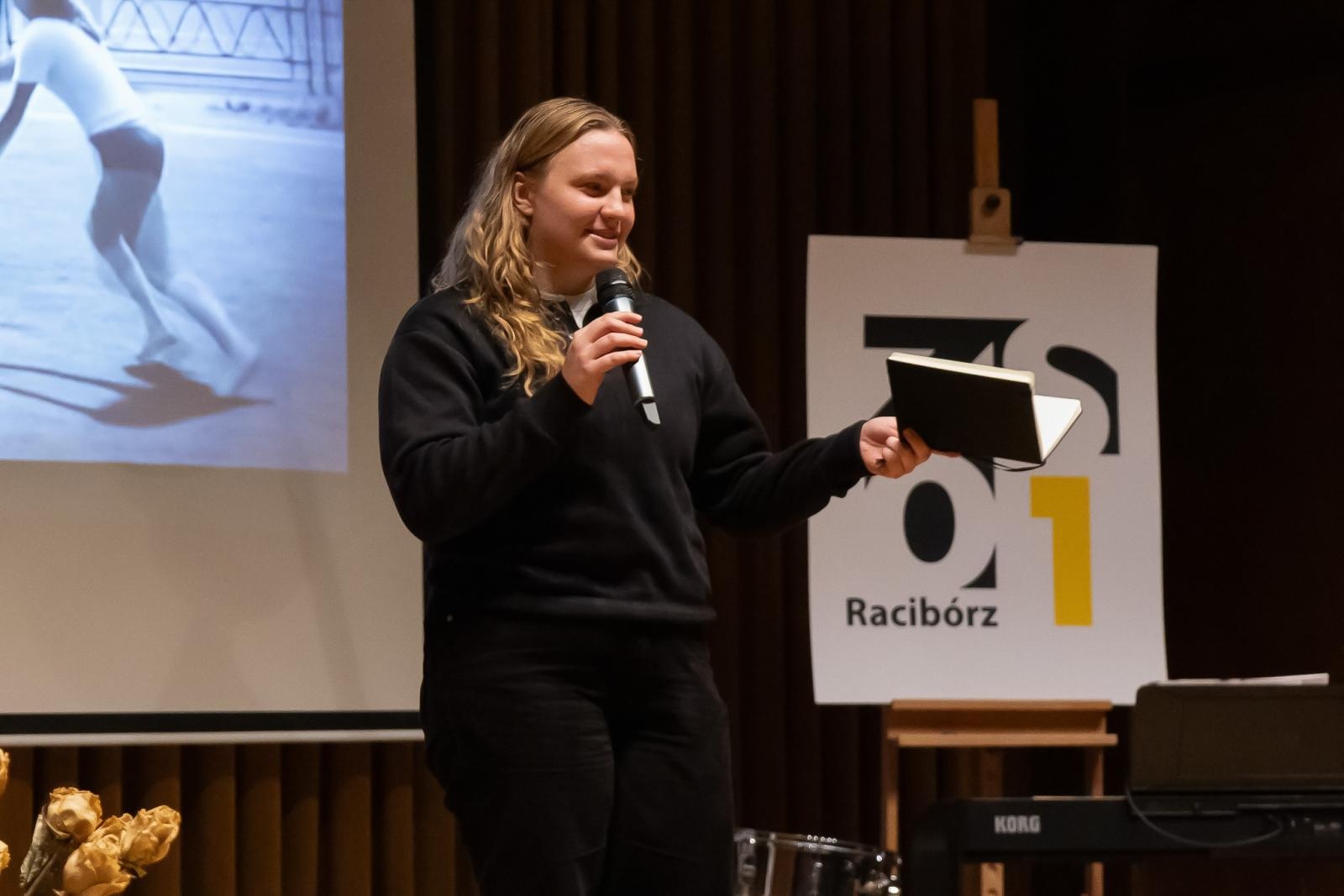 Zdjęcie w galerii na portalu naszraciborz.pl: Poetyckie spotkanie pokoleń w ZSO nr 1 w Raciborzu wiadomości z regionu