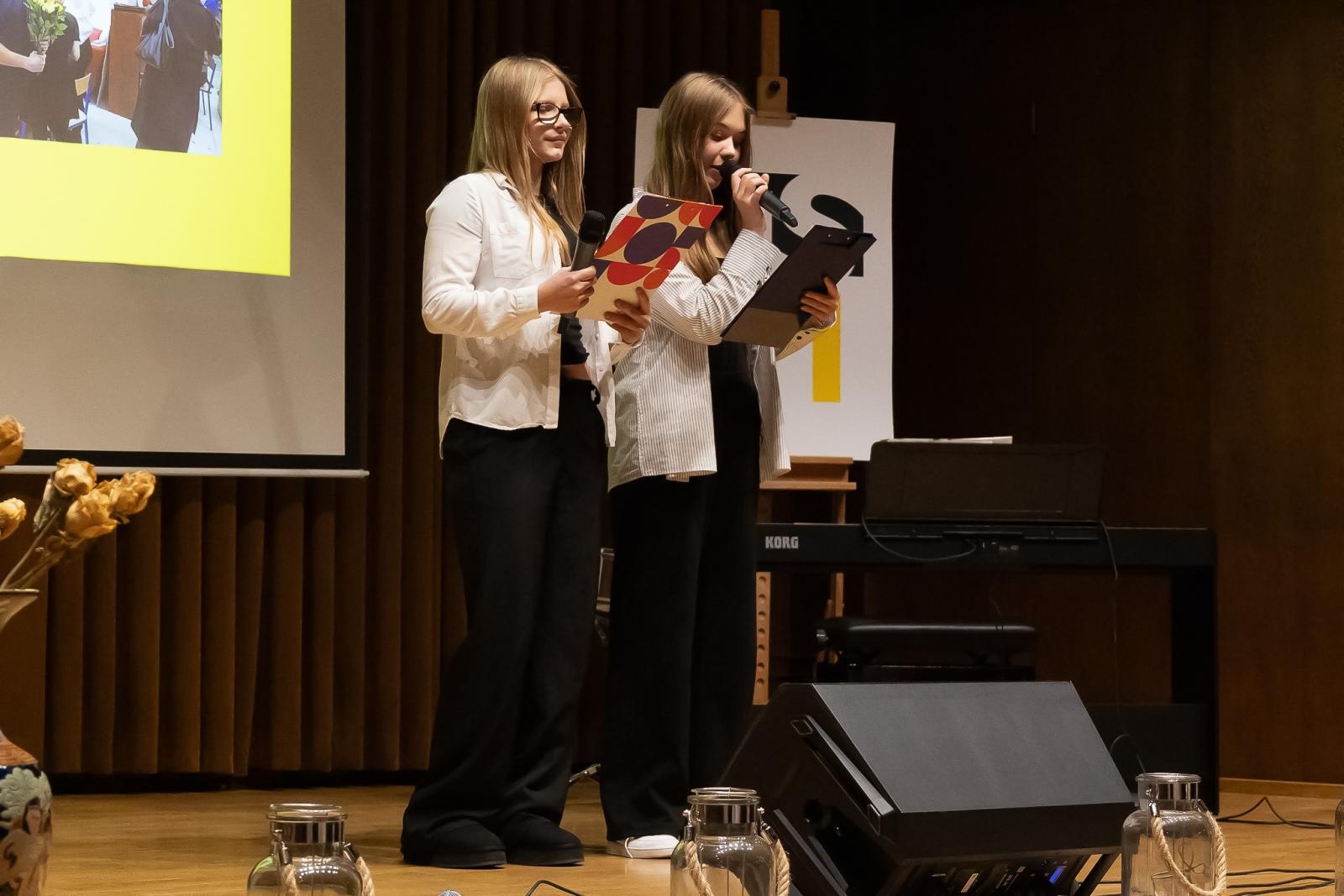 Zdjęcie w galerii na portalu naszraciborz.pl: Poetyckie spotkanie pokoleń w ZSO nr 1 w Raciborzu wiadomości z regionu