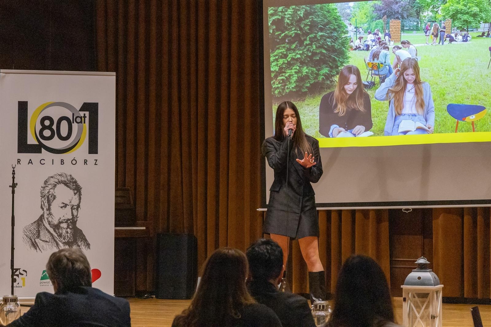 Zdjęcie w galerii na portalu naszraciborz.pl: Poetyckie spotkanie pokoleń w ZSO nr 1 w Raciborzu wiadomości z regionu