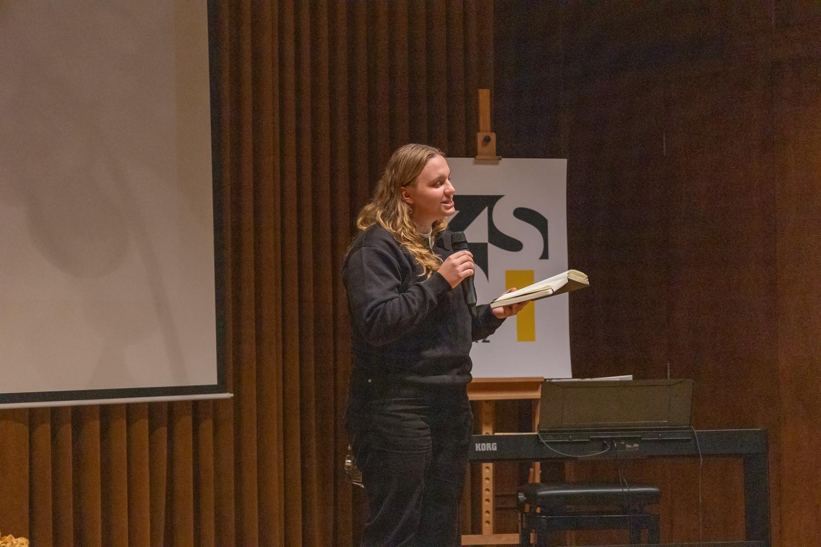 Zdjęcie w galerii na portalu naszraciborz.pl: Poetyckie spotkanie pokoleń w ZSO nr 1 w Raciborzu wiadomości z regionu