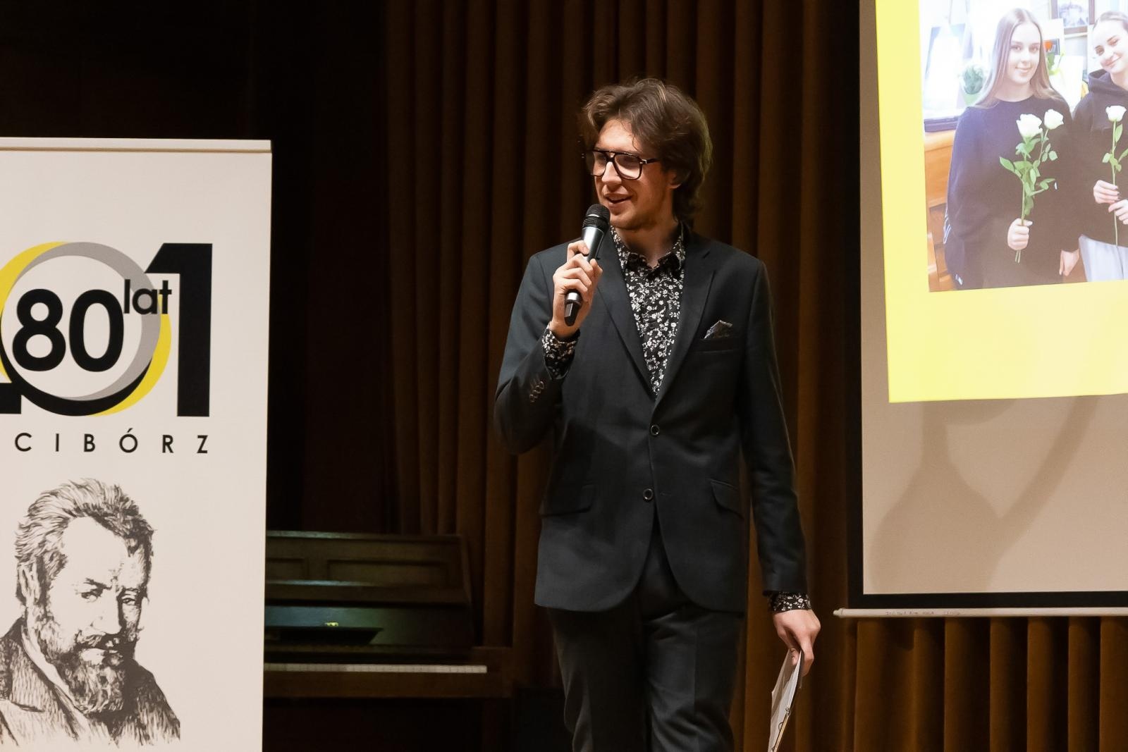 Zdjęcie w galerii na portalu naszraciborz.pl: Poetyckie spotkanie pokoleń w ZSO nr 1 w Raciborzu wiadomości z regionu