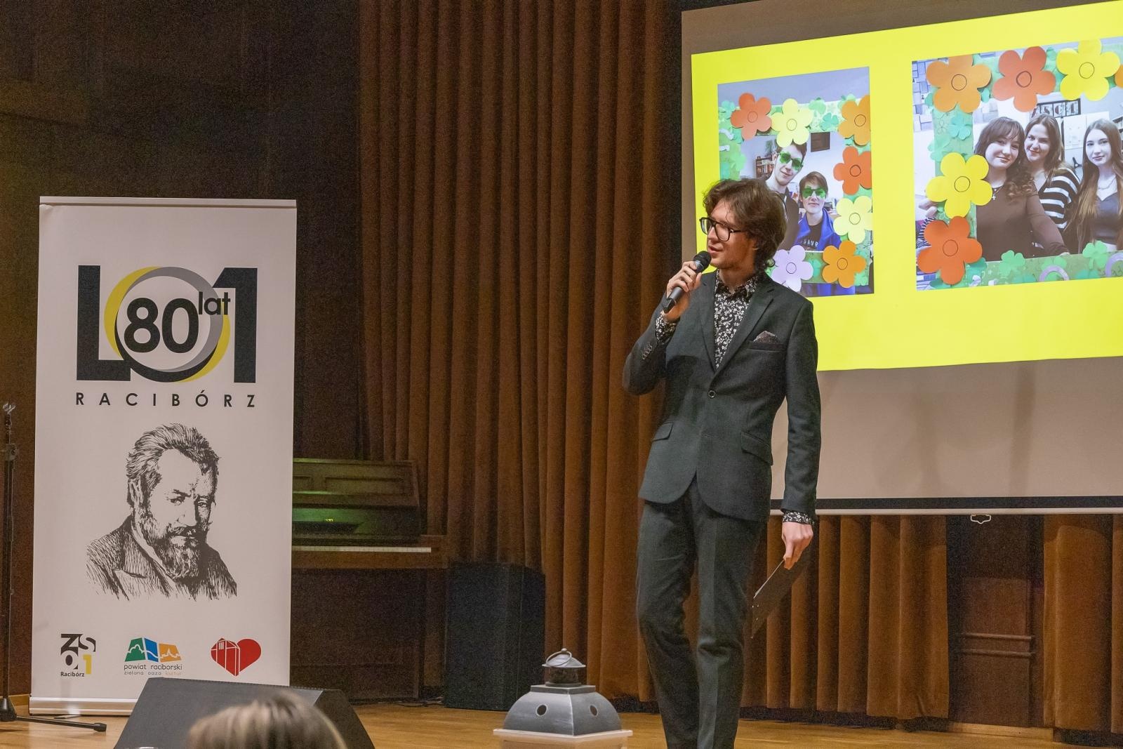 Zdjęcie w galerii na portalu naszraciborz.pl: Poetyckie spotkanie pokoleń w ZSO nr 1 w Raciborzu wiadomości z regionu