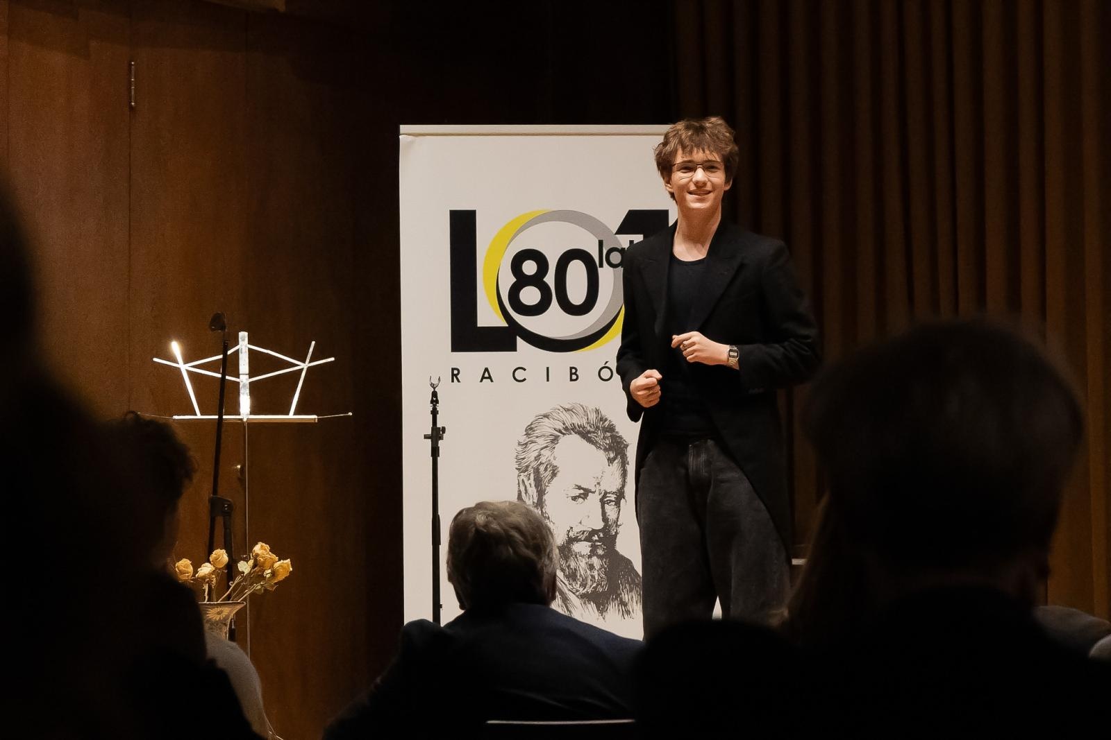 Zdjęcie w galerii na portalu naszraciborz.pl: Poetyckie spotkanie pokoleń w ZSO nr 1 w Raciborzu wiadomości z regionu