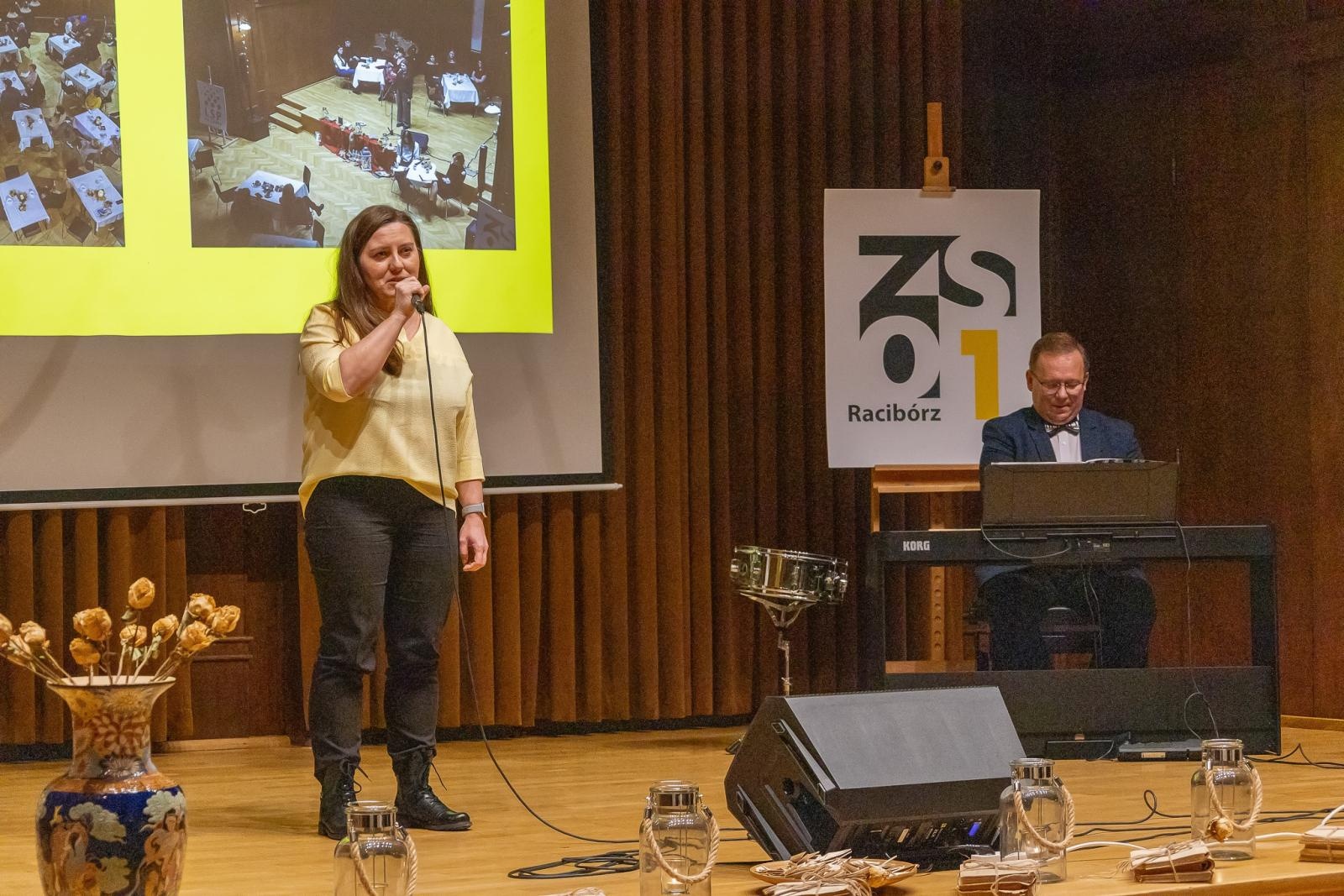 Zdjęcie w galerii na portalu naszraciborz.pl: Poetyckie spotkanie pokoleń w ZSO nr 1 w Raciborzu wiadomości z regionu