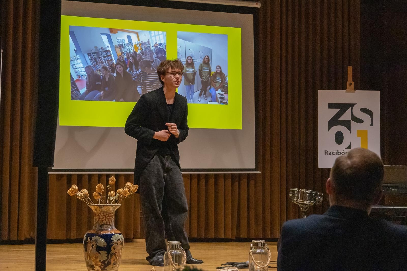 Zdjęcie w galerii na portalu naszraciborz.pl: Poetyckie spotkanie pokoleń w ZSO nr 1 w Raciborzu wiadomości z regionu