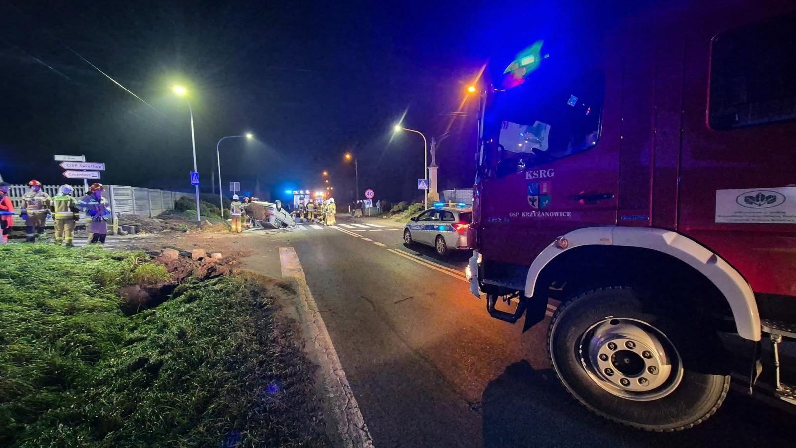 Zdjęcie w galerii na portalu naszraciborz.pl: Dachowanie na ulicy Raciborskiej w Roszkowie. 23-latek zasnął za kierownicą wiadomości z regionu