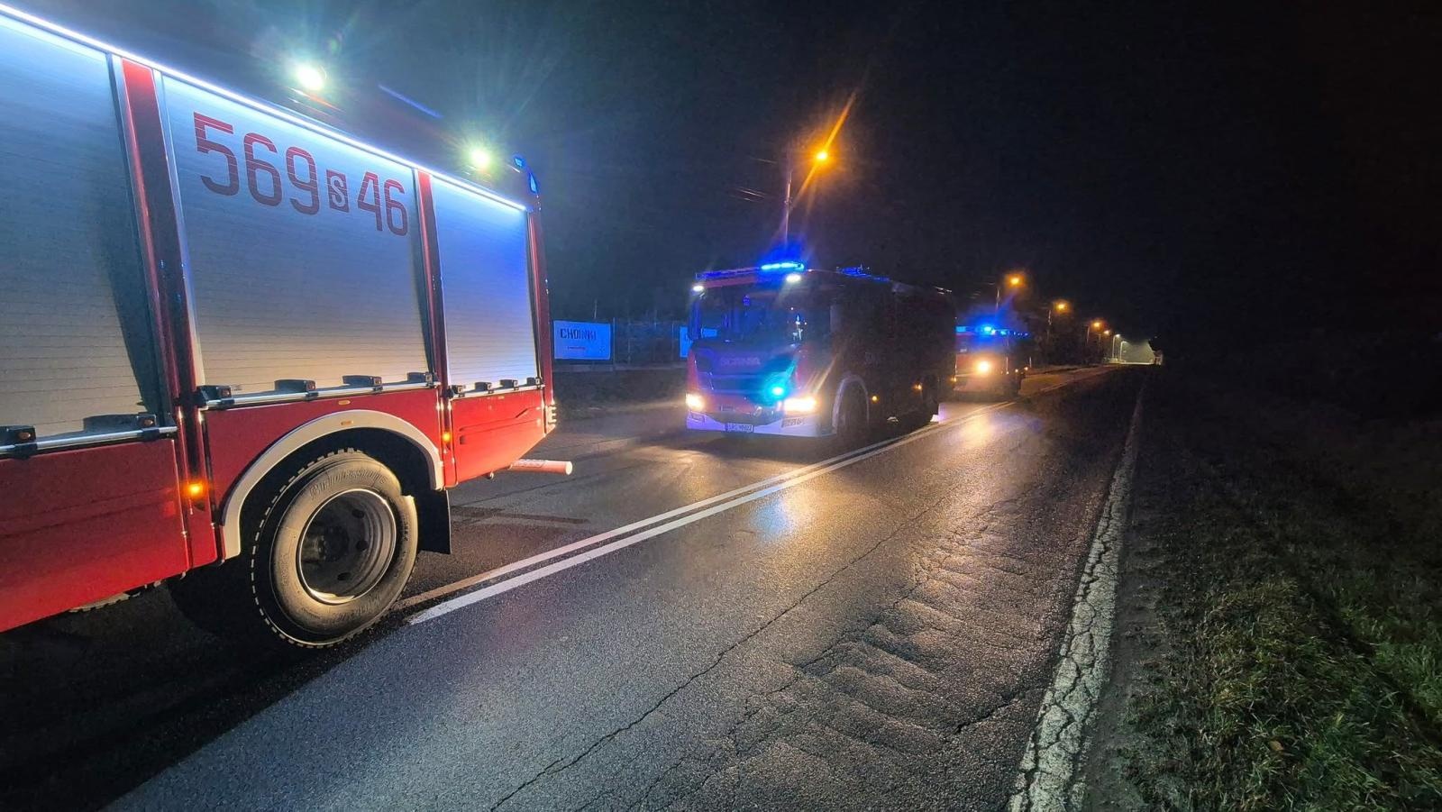 Zdjęcie w galerii na portalu naszraciborz.pl: Dachowanie na ulicy Raciborskiej w Roszkowie. 23-latek zasnął za kierownicą wiadomości z regionu