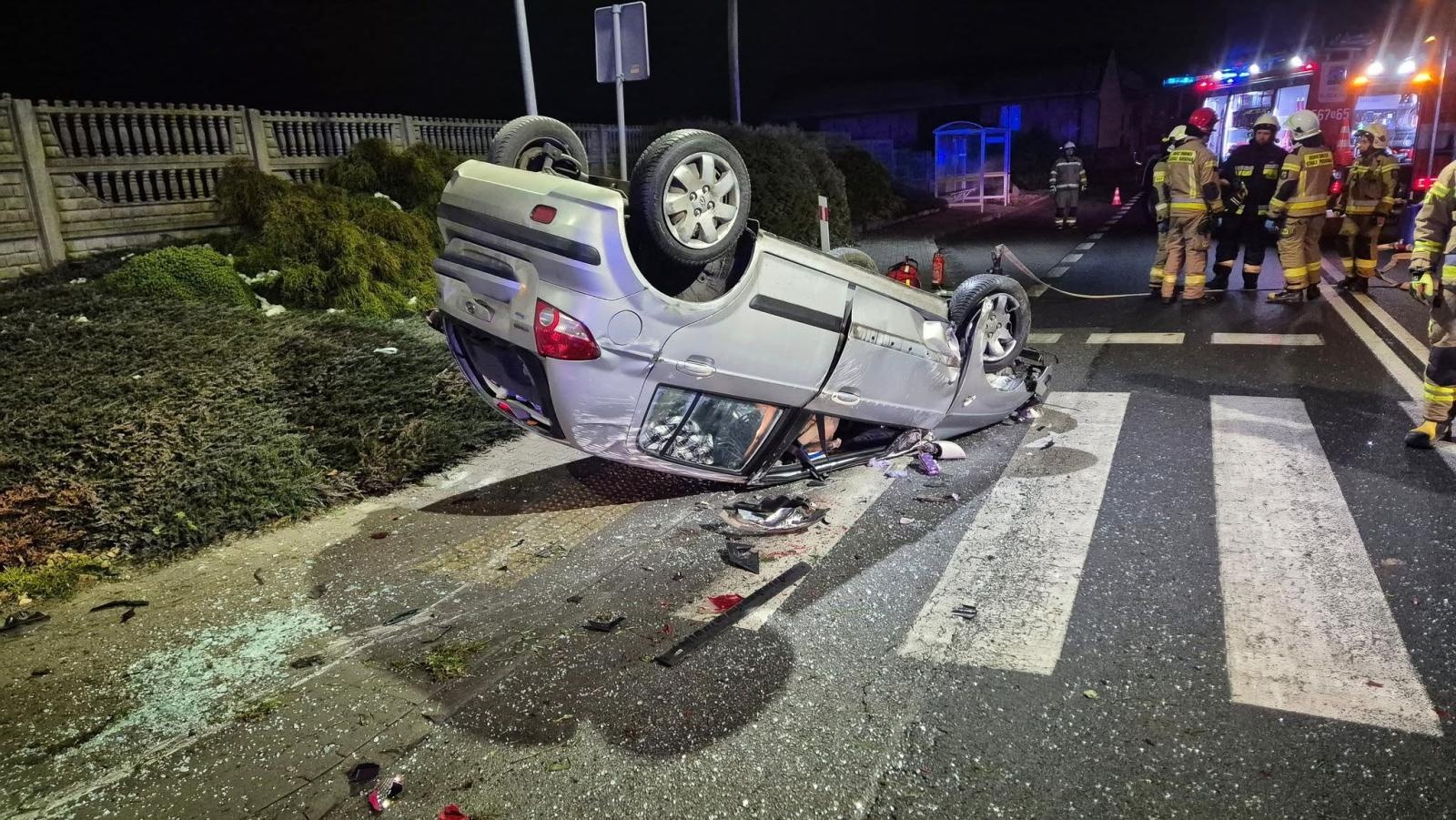 Zdjęcie w galerii na portalu naszraciborz.pl: Dachowanie na ulicy Raciborskiej w Roszkowie. 23-latek zasnął za kierownicą wiadomości z regionu