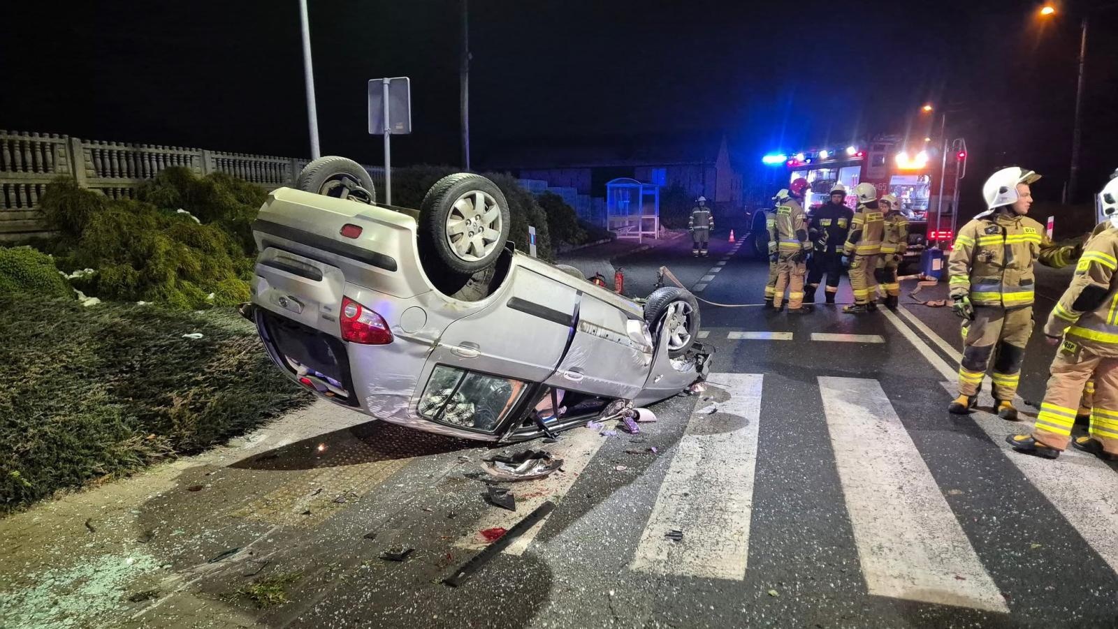 Zdjęcie w galerii na portalu naszraciborz.pl: Dachowanie na ulicy Raciborskiej w Roszkowie. 23-latek zasnął za kierownicą wiadomości z regionu