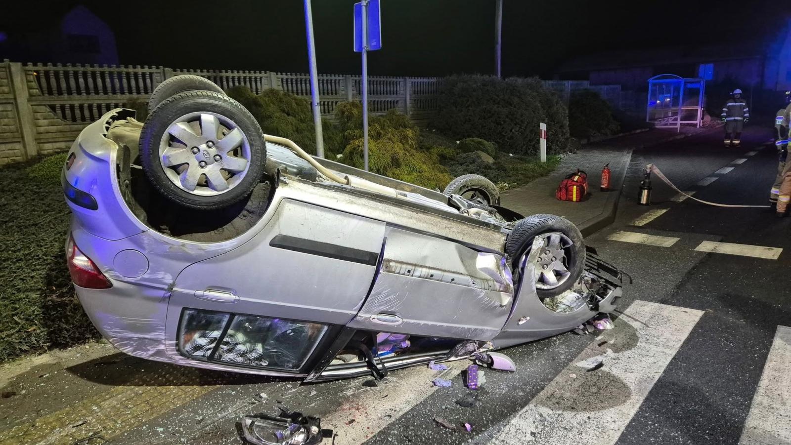 Zdjęcie w galerii na portalu naszraciborz.pl: Dachowanie na ulicy Raciborskiej w Roszkowie. 23-latek zasnął za kierownicą wiadomości z regionu