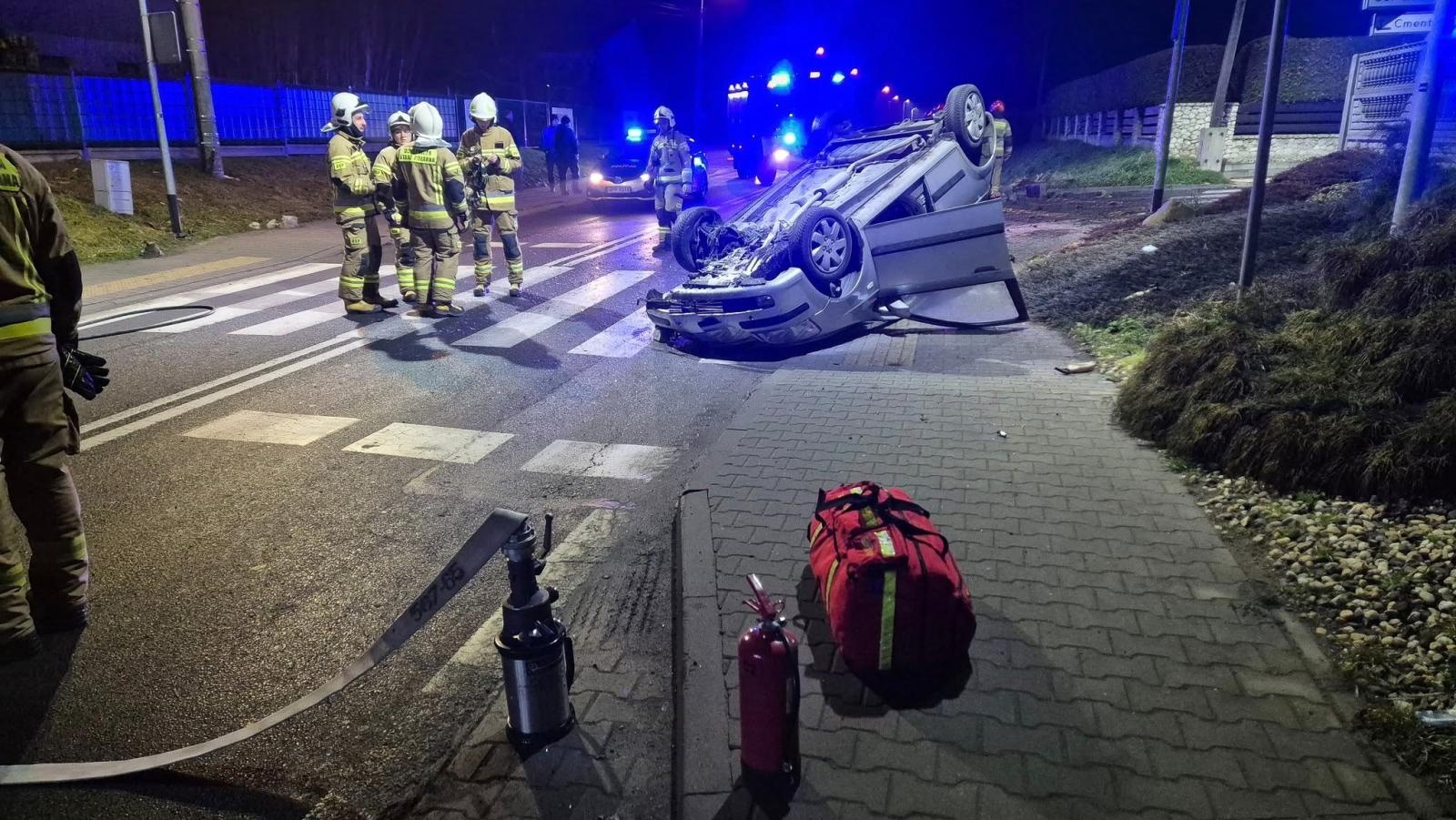 Zdjęcie w galerii na portalu naszraciborz.pl: Dachowanie na ulicy Raciborskiej w Roszkowie. 23-latek zasnął za kierownicą wiadomości z regionu