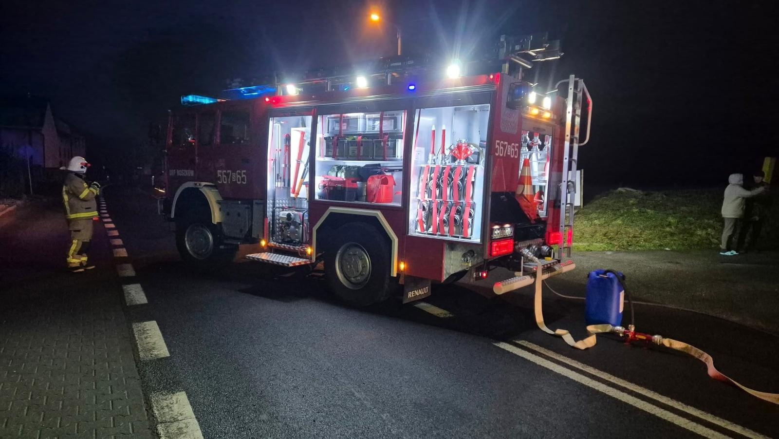 Zdjęcie w galerii na portalu naszraciborz.pl: Dachowanie na ulicy Raciborskiej w Roszkowie. 23-latek zasnął za kierownicą wiadomości z regionu