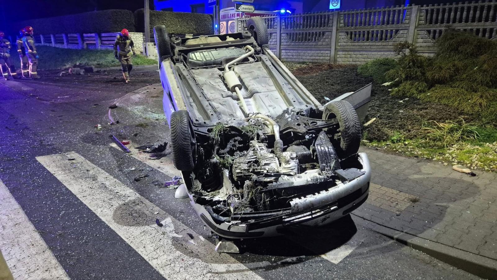 Zdjęcie w galerii na portalu naszraciborz.pl: Dachowanie na ulicy Raciborskiej w Roszkowie. 23-latek zasnął za kierownicą wiadomości z regionu