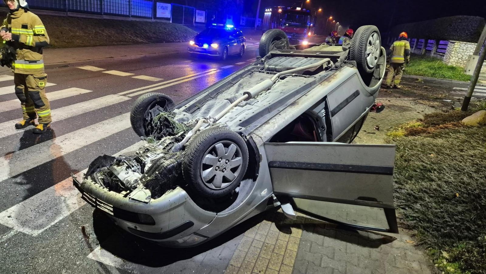Zdjęcie w galerii na portalu naszraciborz.pl: Dachowanie na ulicy Raciborskiej w Roszkowie. 23-latek zasnął za kierownicą wiadomości z regionu