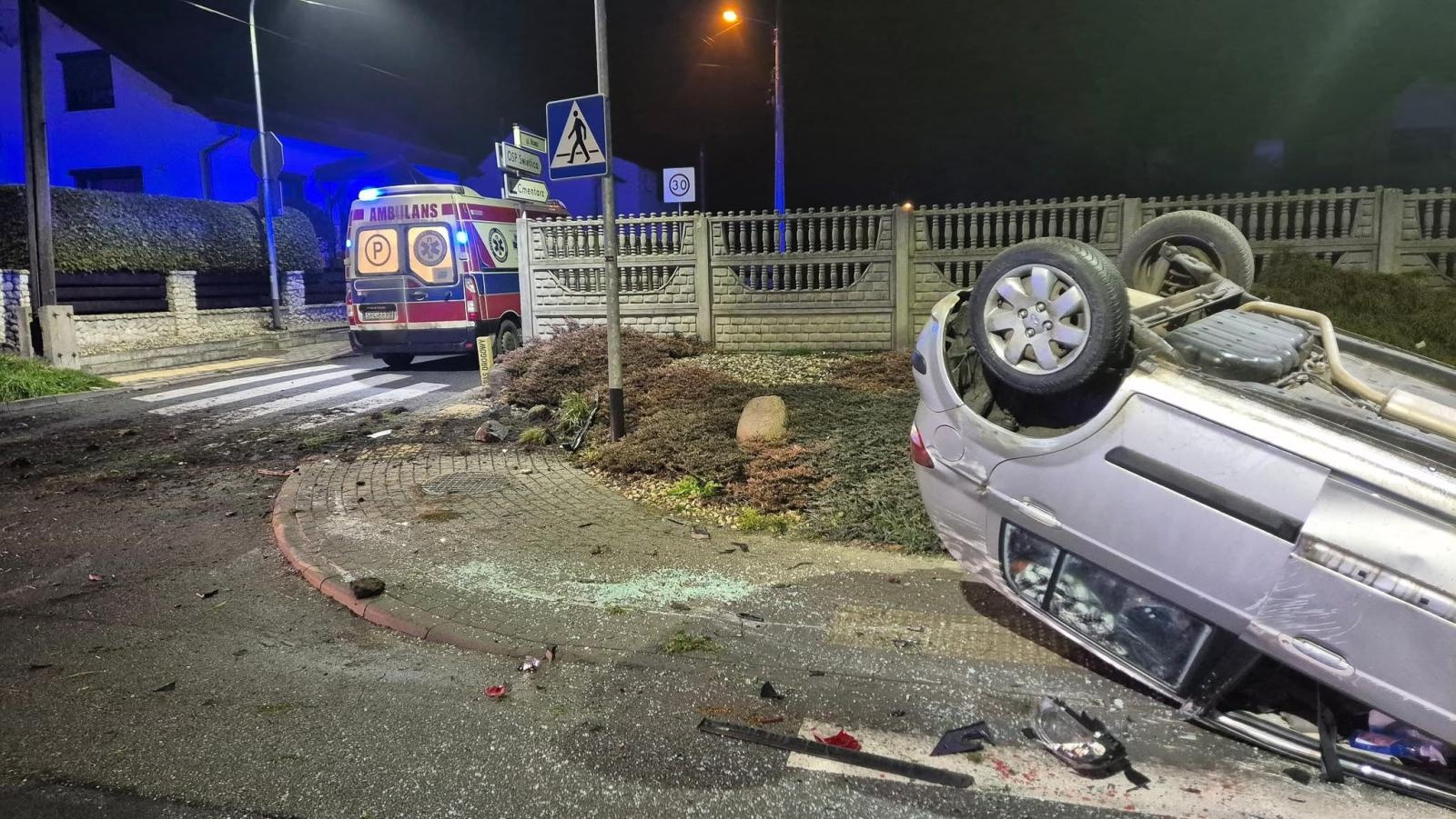 Zdjęcie w galerii na portalu naszraciborz.pl: Dachowanie na ulicy Raciborskiej w Roszkowie. 23-latek zasnął za kierownicą wiadomości z regionu